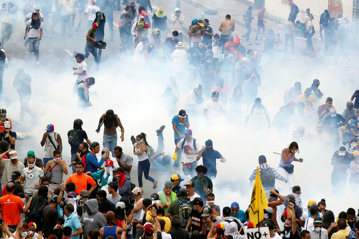Các cuộc biểu tình phản đối Tổng thống Venezuela Nicolas Maduro bùng phát dữ dội trong thời gian gần đây. Ảnh: The Atlantic.