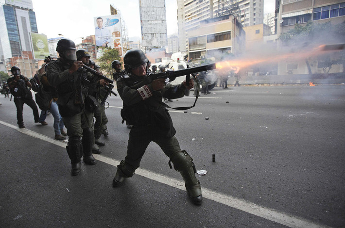 Cảnh sát quốc gia Venezuela trấn áp người biểu tình ở Caracas ngày 6/4. Ảnh: The Atlantic.