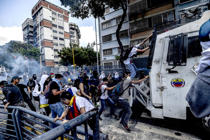 Cảnh hỗn loạn trong cuộc ẩu đả ở Caracas ngày 8/4. Ảnh: The Atlantic.