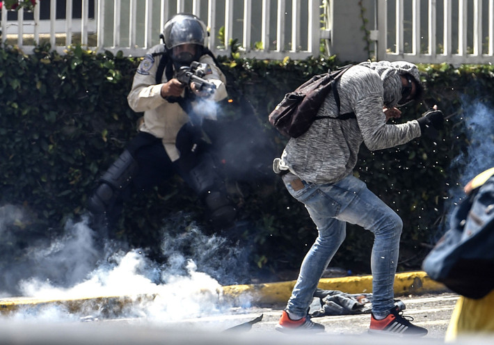 Một hình ảnh về đụng độ dữ dội ở thủ đô Caracas giữa người biểu tình và cảnh sát chống bạo động Venezuela ngày 8/4. Ảnh: The Atlantic.