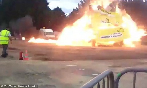 Daily Mail đưa tin, vụ nổ lớn ở Pháp xảy ra vào khoảng 6 giờ chiều ngày 1/4 (giờ địa phương) tại Villepinte, ngoại ô thủ đô Paris. Ảnh: Daily Mail.