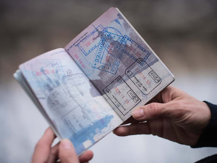 Briseira Torres, một công dân Mỹ, đã phải ngồi tù hơn 4 tháng vì không có thẻ căn cước hay giấy tờ tùy thân khi bị cảnh sát kiểm tra. Cô bị cáo buộc là một người nhập cư trái phép. Mãi đến khi xuất trình giấy khai sinh, Torres mới được “giải oan”. Ảnh: The Richest.