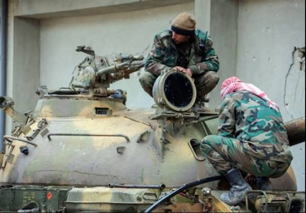 Các binh sĩ Syria trên xe tăng. Ảnh: FNA.