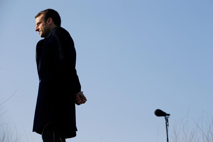 Ứng viên tổng thống Pháp Emmanuel Macron thăm một trang trại ở Montlouis-sur-Loire, gần Tours, ngày 10/2/2017. (Nguồn ảnh: Reuters)