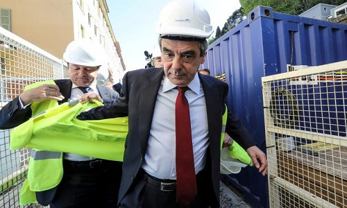 Ông Fillon trong chuyến đi vận động tranh cử ở thành phố Nice, Pháp, hôm 17/4, vài ngày trước khi vòng 1 cuộc bầu cử tổng thống Pháp 2017 diễn ra.