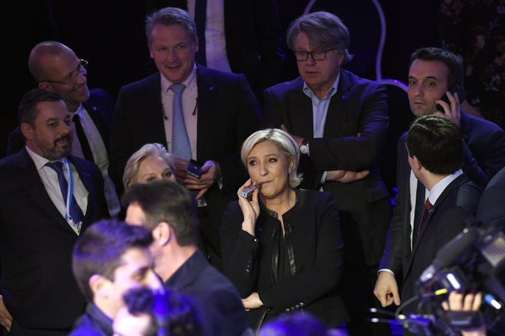 Bà Le Pen ngồi chờ trước khi bước vào cuộc tranh luận dành cho các ứng viên tổng thống Pháp ở La Plaine Saint-Denis ngày 4/4.
