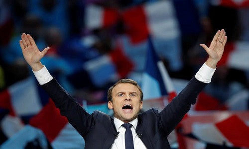 Ứng viên Macron trong cuộc vận động tranh cử ở Paris ngày 17/4.