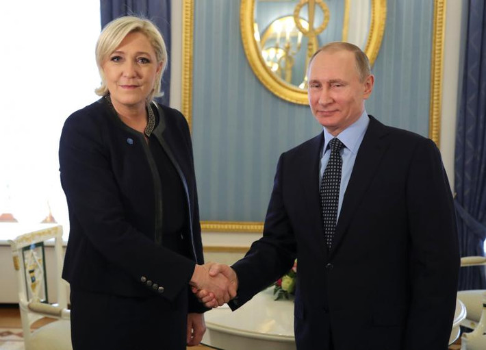 Bà Le Pen bắt tay Tổng thống Nga Vladimir Putin trong cuộc gặp ở thủ đô Moscow, Nga, ngày 24/3.