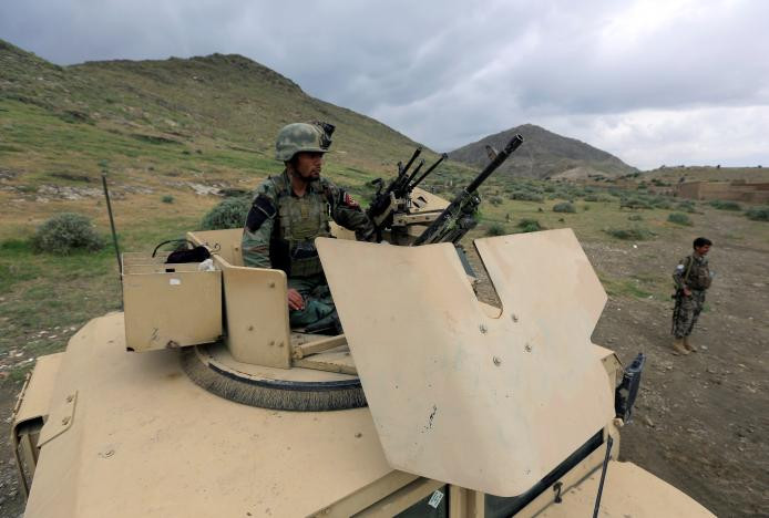 Lực lượng đặc nhiệm Afghanistan canh gác tại khu vực “bom mẹ” GBU-43 được thả xuống ở Afghanistan.