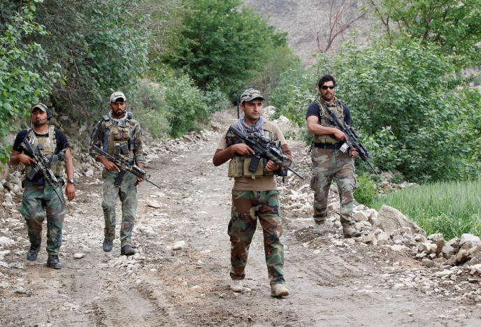 Lực lượng đặc nhiệm Afghanistan tuần tra tại khu vực “bom mẹ” GBU-43 được thả xuống quận Achin ngày 23/4.
