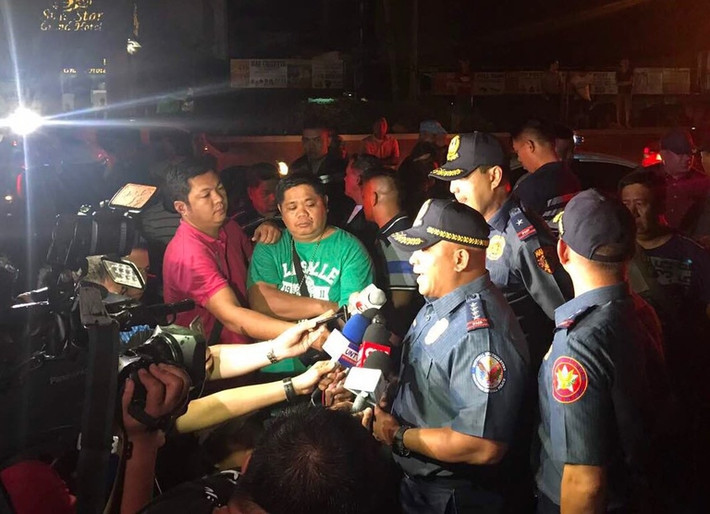 Cảnh sát trưởng PNP Ronald dela Rosa phát biểu trước báo giới về vụ nổ ở Quiapo. Ảnh: CNN Philippines.