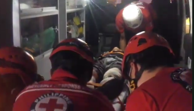 Một nạn nhân bị thương được đưa lên xe cấp cứu. Ảnh: ABS-CBN News.