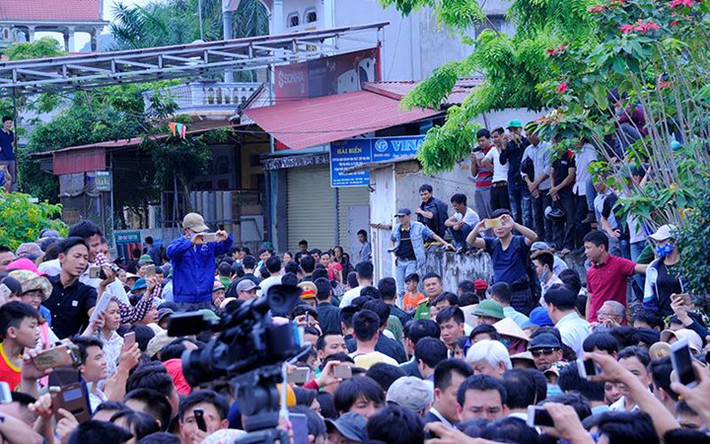 Hàng trăm người dân tập quanh nhà văn hóa thôn vỗ tay hoan nghênh sự xuất hiện của Chủ tịch Nguyễn Đức Chung.