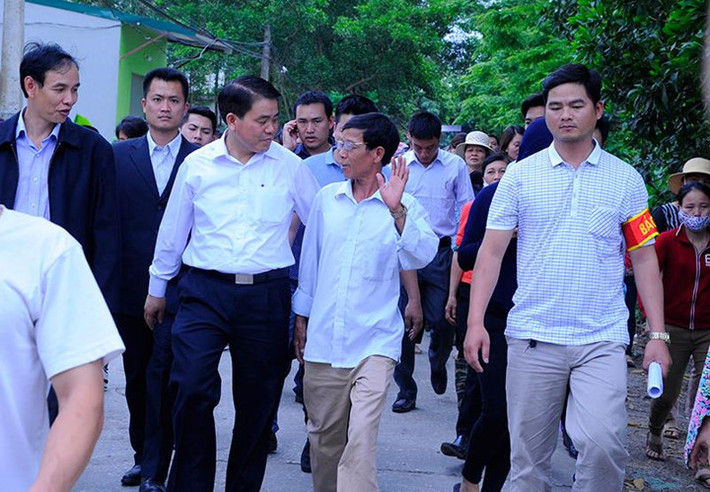 Tiếp đó, ông Nguyễn Đức Chung và đoàn công tác đã đi thăm một số công trình giao thông xuống cấp trong xã Đồng Tâm, đến xem thực tế hiện trạng đất đai ở khu vực đồng Sênh.