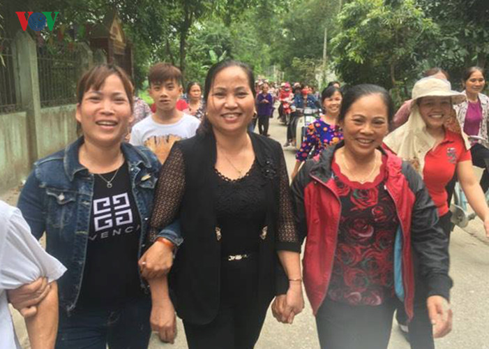 Niềm vui hiện rõ trên gương mặt bà Nguyễn Thị Lan (Bí thư Đảng ủy xã Đồng Tâm - giữa) và người dân Đồng Tâm.