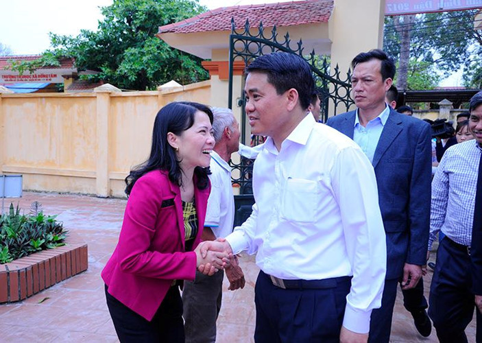 Ông Nguyễn Đức Chung tới thăm trường THCS xã Đồng Tâm.