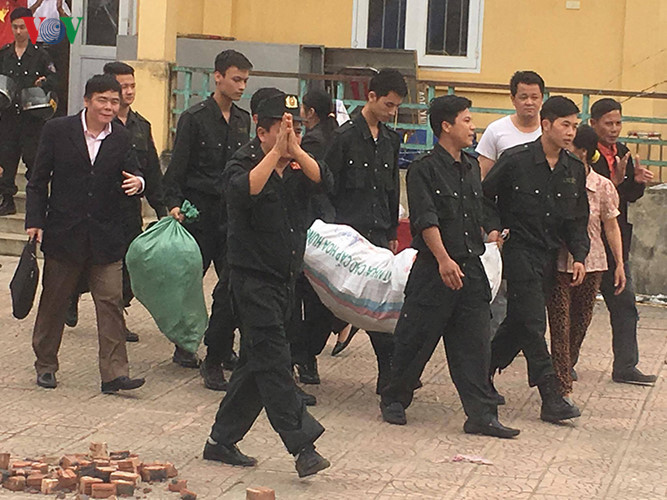 Sau đó, 19 cán bộ, chiến sĩ lần lượt rời khỏi nhà văn hóa thôn Hoành.