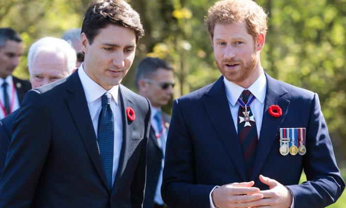 Hoàng tử Harry điển trai (phải) trao đổi với Thủ tướng Canada Justin Trudeau khi họ tới tham dự một sự kiện được tổ chức ở nước Pháp ngày 9/4/2017. Ảnh: WP.