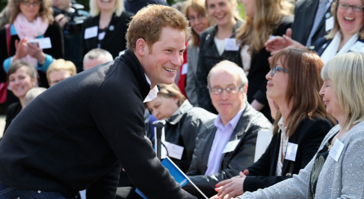 Bức ảnh chụp Hoàng tử Harry thân thiện ở Nottingham, Anh, ngày 25/4/2013. Ảnh: WP.