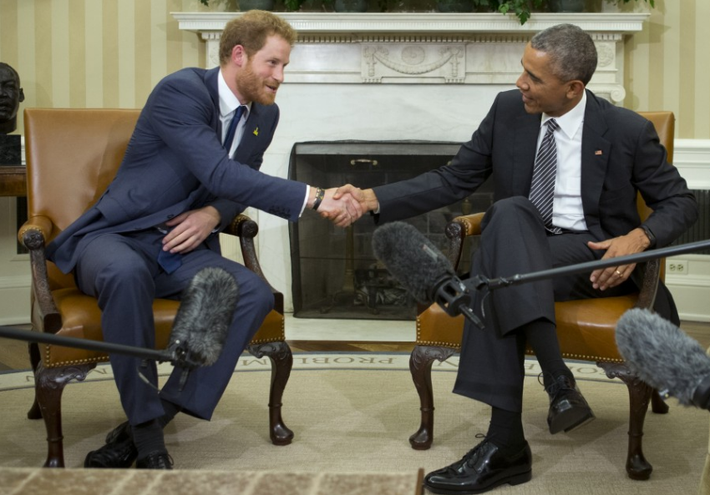 Hoàng tử Anh bắt tay Tổng thống Mỹ Barack Obama tại Phòng Bầu Dục của Nhà Trắng ở thủ đô Washington ngày 28/10/2015. Ảnh: WP.