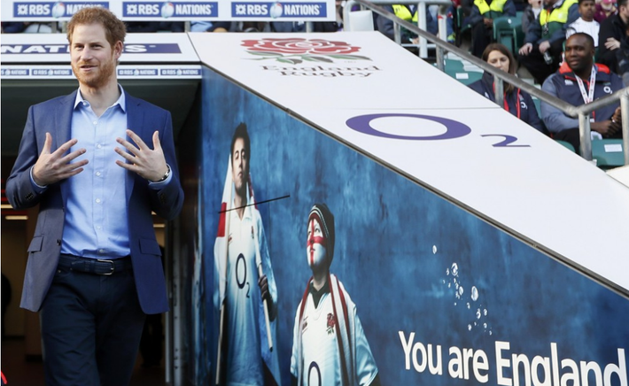 Hoàng tử Harry mỉm cười khi bước ra từ đường hầm trong chuyến thăm sân vận động Twickenham ở London, Anh, ngày 17/2/2017. Ảnh: WP.
