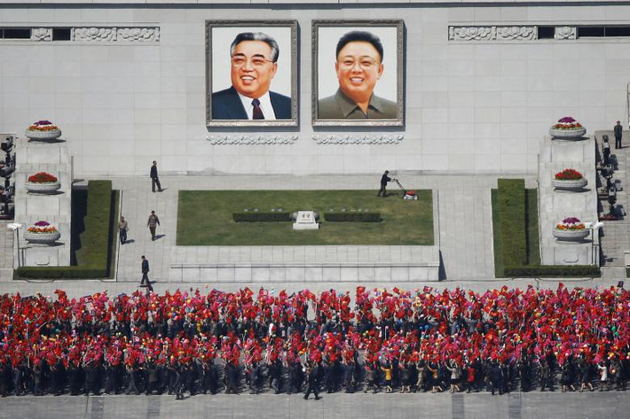 Mọi người tập luyện chuẩn bị cho buổi diễu hành ở Quảng trường Kim Il-sung. (Nguồn ảnh: Reuters)
