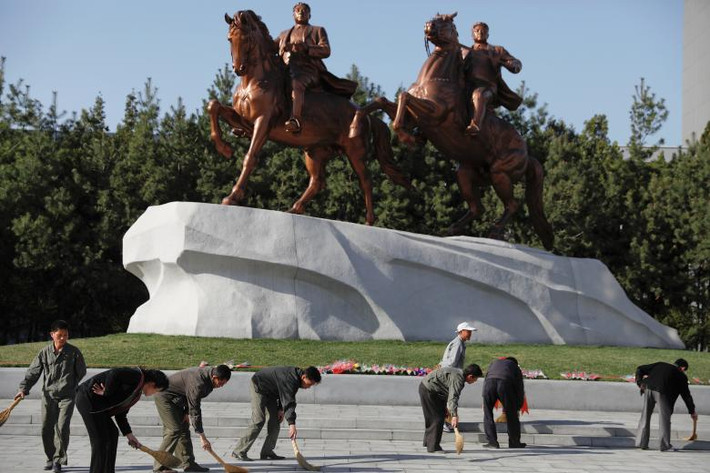 Mọi người cùng nhau quét dọn ở khu vực trước tượng đài cố Chủ tịch Kim Il-sung và cố lãnh đạo Kim Jong-il ở Bình Nhưỡng.