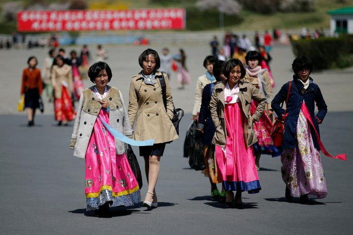 Những người phụ nữ Triều Tiên mặc bộ hanbok truyền thống.