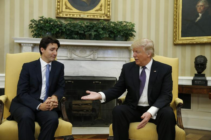 Thủ tướng Canada Justin Trudeau trao đổi với Tổng thống Trump tại Phòng Bầu Dục của Nhà Trắng ngày 13/2.