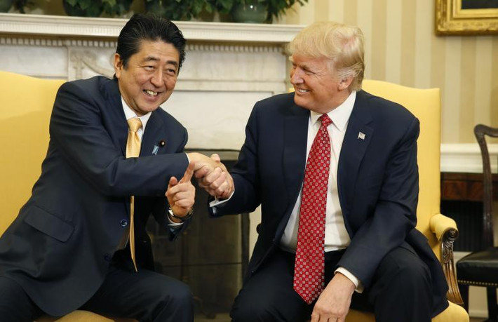 Tổng thống Trump bắt tay Thủ tướng Nhật Bản Shinzo Abe tại Nhà Trắng hôm 10/2.