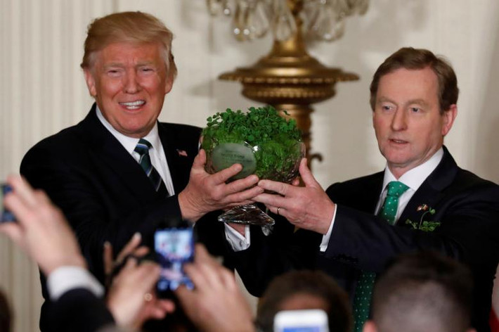 Thủ tướng Ireland Enda Kenny (phải) tặng một món quà truyền thống cho Tổng thống Mỹ Donald Trump tại Nhà Trắng ngày 16/3.