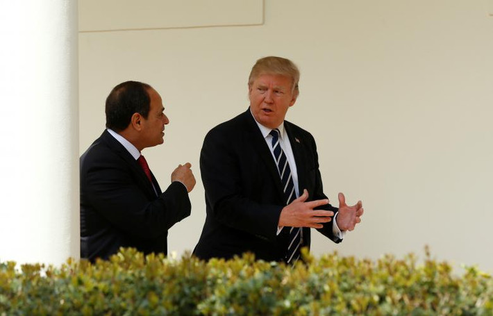 Tổng thống Trump trao đổi với người đồng cấp Ai Cập trong lúc đi bộ dọc một lối hành lang ở Nhà Trắng hôm 3/4.