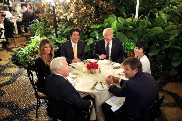 Thủ tướng Nhật Bản Shinzo Abe và phu nhân, bà Akie Abe, ngồi ăn tối cùng Tổng thống Trump và phu nhân, bà Melania, tại khu nghỉ dưỡng Mar-a-Lago Club ở Florida ngày 10/2.