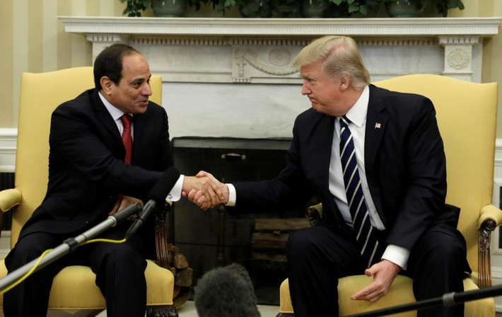 Tổng thống Mỹ Donald Trump bắt tay Tổng thống Ai Cập Abdel Fattah al-Sisi tại Phòng Bầu Dục của Nhà Trắng ở thủ đô Washington ngày 3/4/2017.