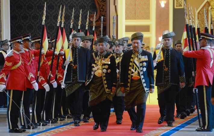 Sultan Muhammad V đã tuyên thệ nhậm chức vào ngày 13/12 năm ngoái. Ông lên ngôi để kế vị Sultan Abdul Halim Muadzam Shah của bang Kedah, người đã kết thúc nhiệm kỳ vào ngày 12/12. Malaysia là một trong 43 nước trên thế giới thực thi chế độ quân chủ theo hiến pháp và là nước duy nhất trên thế giới chọn vua theo hình thức luân phiên. Ảnh: Bernama.