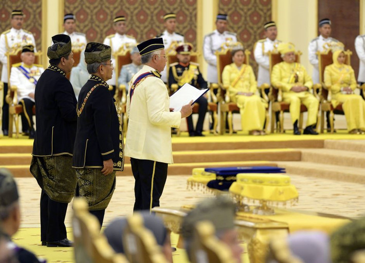Thủ tướng Datuk Seri Najib Tun Razak tuyên bố ông Sultan Muhammad V đã được Hội nghị các Nhà cai trị chọn là Yang di-Pertuan Agong thứ 15 (Quốc vương và người đứng đầu nhà nước Malaysia) vào ngày 14/10 năm ngoái. Ảnh: Malaysia Chronicle.