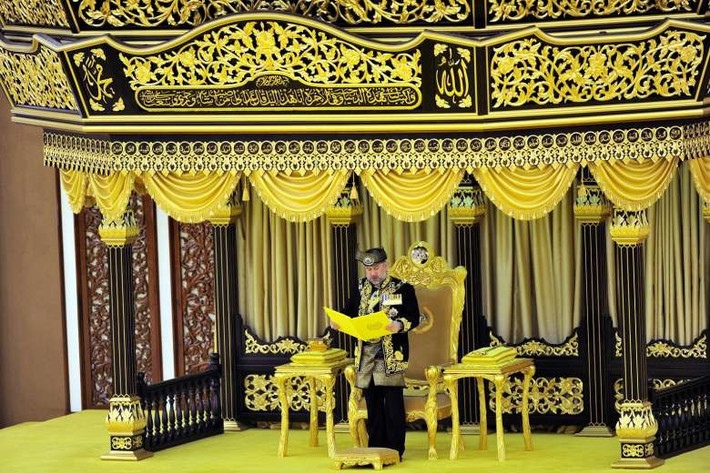 Quốc vương tuyên thệ nhậm chức, cam kết thực hiện nhiệm vụ của mình phù hợp với luật pháp và hiến pháp, đồng thời luôn luôn bảo vệ đạo Hồi. Ảnh: Bernama.