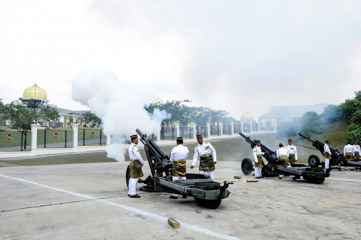 21 phát đạn đại bác đã được bắn lên để chào mừng trong khi ban nhạc của Không quân Hoàng gia Malaysia cử hành quốc ca. Buổi lễ được truyền hình trực tiếp trên Đài Phát thanh Truyền hình Malaysia. Ảnh: Malaysia Chronicle.