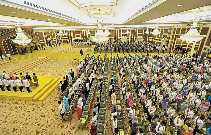 Khoảng 800 khách mời đã chứng kiến nghi lễ trang trọng này, bao gồm các nhà cầm quyền Malaysia, đại diện chính phủ, thủ tướng, phó thủ tướng và các phu nhân. Ngoài ra, còn có các bộ trưởng, lãnh đạo các cơ quan chính phủ và các nhà ngoại giao nước ngoài. Ảnh: Bernama.