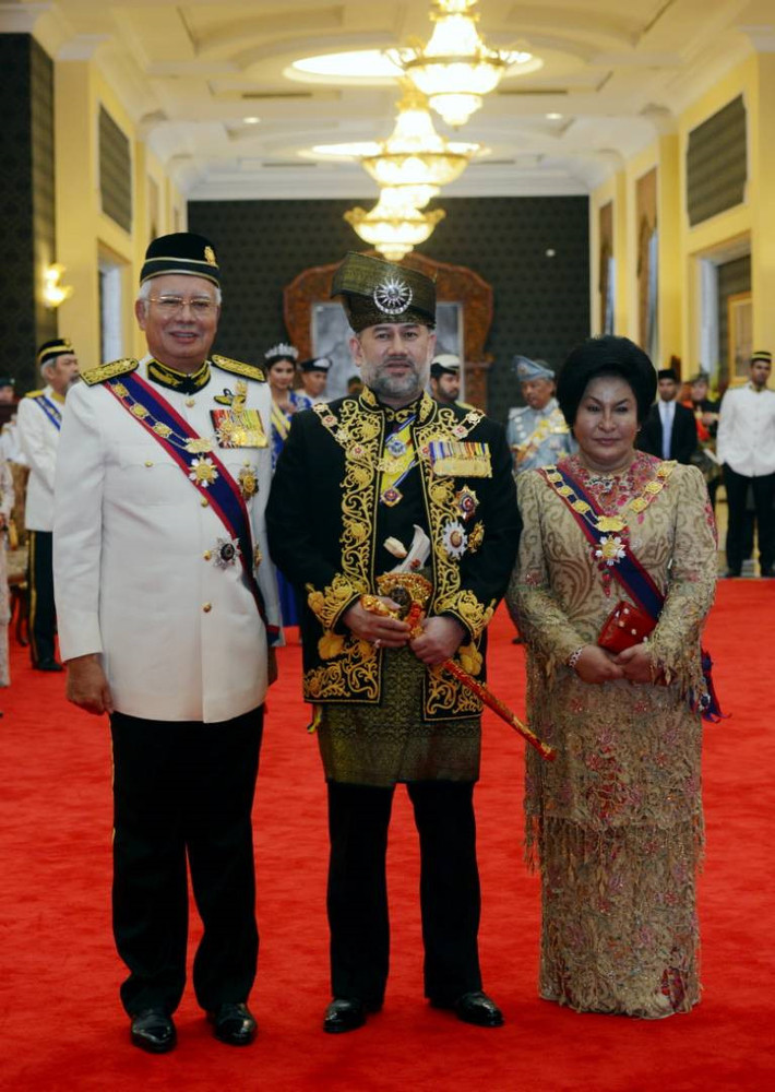 Thủ tướng Malaysia Datuk Seri Najib Tun Razak (trái) và phu nhân chụp ảnh cùng tân quốc vương. Ảnh: najibrazak.com.