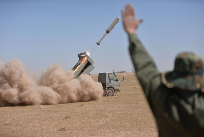 Lực lượng Iraq nã pháo về phía nhóm IS trong cuộc giao tranh ở ngoại ô thành phố Hatra ngày 27/4.
