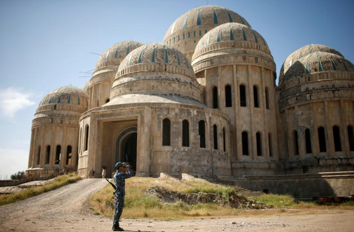 Cảnh sát Iraq đứng trước Nhà thờ Hồi giáo Saddam ở thành phố Mosul ngày 27/4.