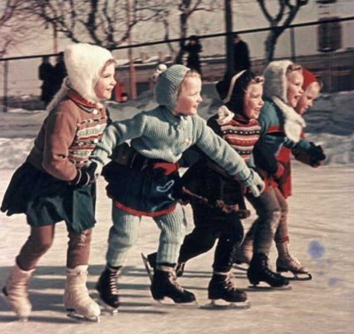 Các em nhỏ thích thú khi trượt băng năm 1956. Ảnh: ER.