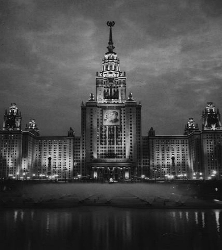 Quang cảnh phía bên ngoài Đại học Moscow vào ban đêm. Ảnh chụp năm 1953. Ảnh: ER.