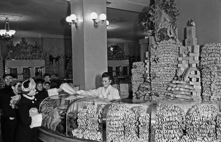 Cảnh người dân mua bán bánh mỳ trong một cửa hàng ở Liên bang Xô Viết năm 1947. Ảnh: ER.