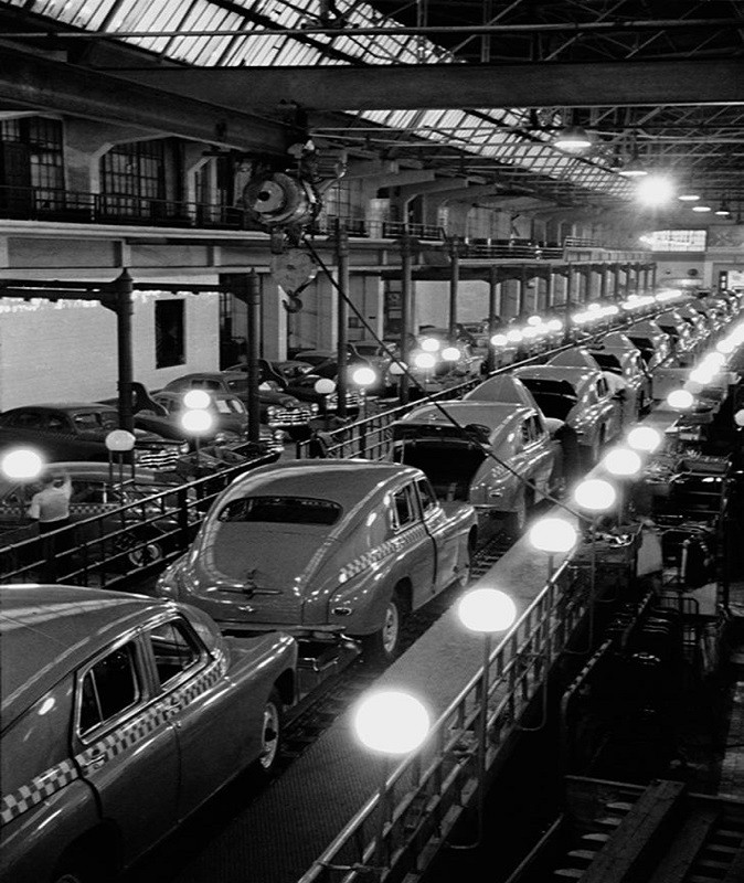 Những chiếc ô tô Pobeda mới trên băng tải năm 1947. Ảnh: ER.