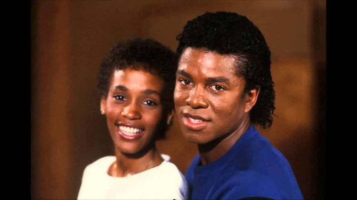 Theo The Richest, anh trai của Michael, Jermaine Jackson, có quan hệ tình cảm bí mật với nữ ca sĩ nổi tiếng Whitney Houston dù Jermaine đã kết hôn với Jazel Gordy. Vụ ngoại tình này “vỡ lở” và thu hút nhiều sự chú ý của dư luận sau khi nữ ca sĩ Whitney Houston qua đời vào năm 2012. Ảnh: The Richest.