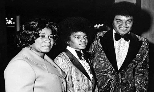 Theo The Richest, cuộc hôn nhân của cha mẹ ông hoàng nhạc pop Michael Jackson, Joe Jackson và Ketherine, hoàn toàn không hạnh phúc. Được biết, bà Katherine từng hai lần đệ đơn ly hôn, lần thứ nhất là khi Michael mới chỉ 15 tuổi. Tuy nhiên, cả hai lần đều không thành công. Hiện tại, về mặt pháp lý, họ vẫn là vợ chồng nhưng đã ly thân từ lâu. Ảnh: The Richest.