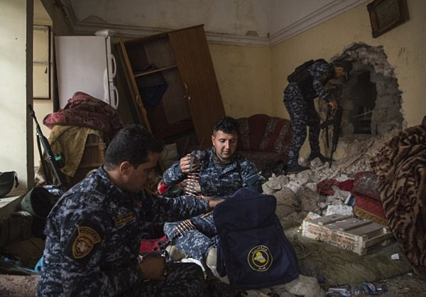 Trước đó, hồi tháng 1/2017, các lực lượng chính phủ Iraq đã giành lại quyền kiểm soát khu vực Đông Mosul sau 3 tháng giao tranh ác liệt với nhóm khủng bố IS. Ảnh: FNA.