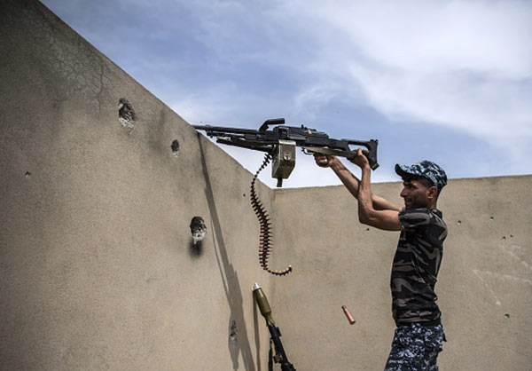 Chiến dịch quân sự nhằm giải phóng hoàn toàn khu vực Tây Mosul khỏi ách chiếm đóng của nhóm IS, được phát động hồi tháng 2/2017, vẫn tiếp diễn. Ảnh: FNA.